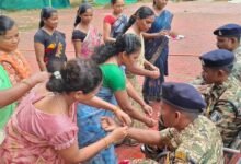 25 साल नक्सली संगठन में रहीं मीना ने जवान की कलाई पर बांधी राखी, बोलीं- अब हथियार नहीं, रिश्तों से आगे बढ़ेगा बस्तर