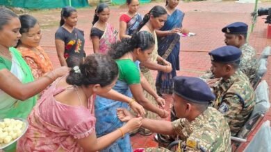 25 साल नक्सली संगठन में रहीं मीना ने जवान की कलाई पर बांधी राखी, बोलीं- अब हथियार नहीं, रिश्तों से आगे बढ़ेगा बस्तर