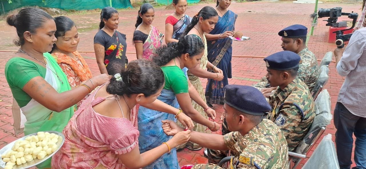 25 साल नक्सली संगठन में रहीं मीना ने जवान की कलाई पर बांधी राखी, बोलीं- अब हथियार नहीं, रिश्तों से आगे बढ़ेगा बस्तर 25 साल नक्सली संगठन में रहीं मीना ने जवान की कलाई पर बांधी राखी, बोलीं- अब हथियार नहीं, रिश्तों से आगे बढ़ेगा बस्तर