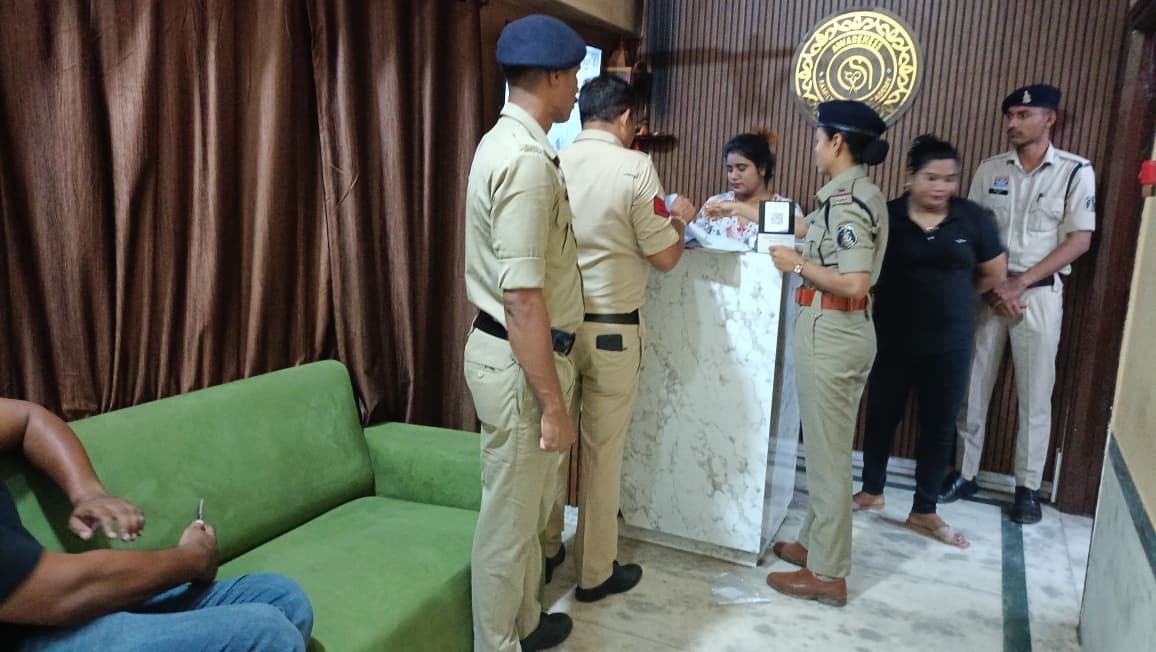 रायपुर में 30 स्पा सेंटरों की एक साथ जांच : 100 से ज्यादा पुलिसकर्मी उतरे मैदान में, दो सेंटरों में मिली आपत्तिजनक वस्तुएं रायपुर में 30 स्पा सेंटरों की एक साथ जांच : 100 से ज्यादा पुलिसकर्मी उतरे मैदान में, दो सेंटरों में मिली आपत्तिजनक वस्तुएं