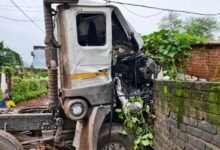ट्रक-ट्रैक्टर की भिड़ंत के बाद घर में घुसा ट्रक: दुकान को तोड़ते हुए अंदर पहुंचा, चार लोग घायल, 3 गंभीर रेफर