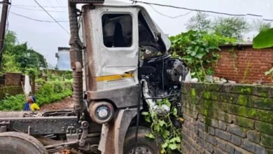 ट्रक-ट्रैक्टर की भिड़ंत के बाद घर में घुसा ट्रक: दुकान को तोड़ते हुए अंदर पहुंचा, चार लोग घायल, 3 गंभीर रेफर