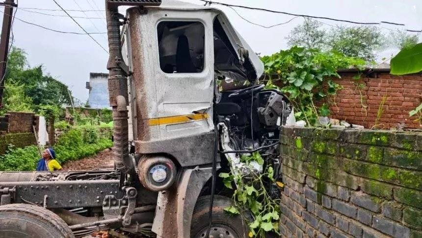 ट्रक-ट्रैक्टर की भिड़ंत के बाद घर में घुसा ट्रक: दुकान को तोड़ते हुए अंदर पहुंचा, चार लोग घायल, 3 गंभीर रेफर ट्रक-ट्रैक्टर की भिड़ंत के बाद घर में घुसा ट्रक: दुकान को तोड़ते हुए अंदर पहुंचा, चार लोग घायल, 3 गंभीर रेफर