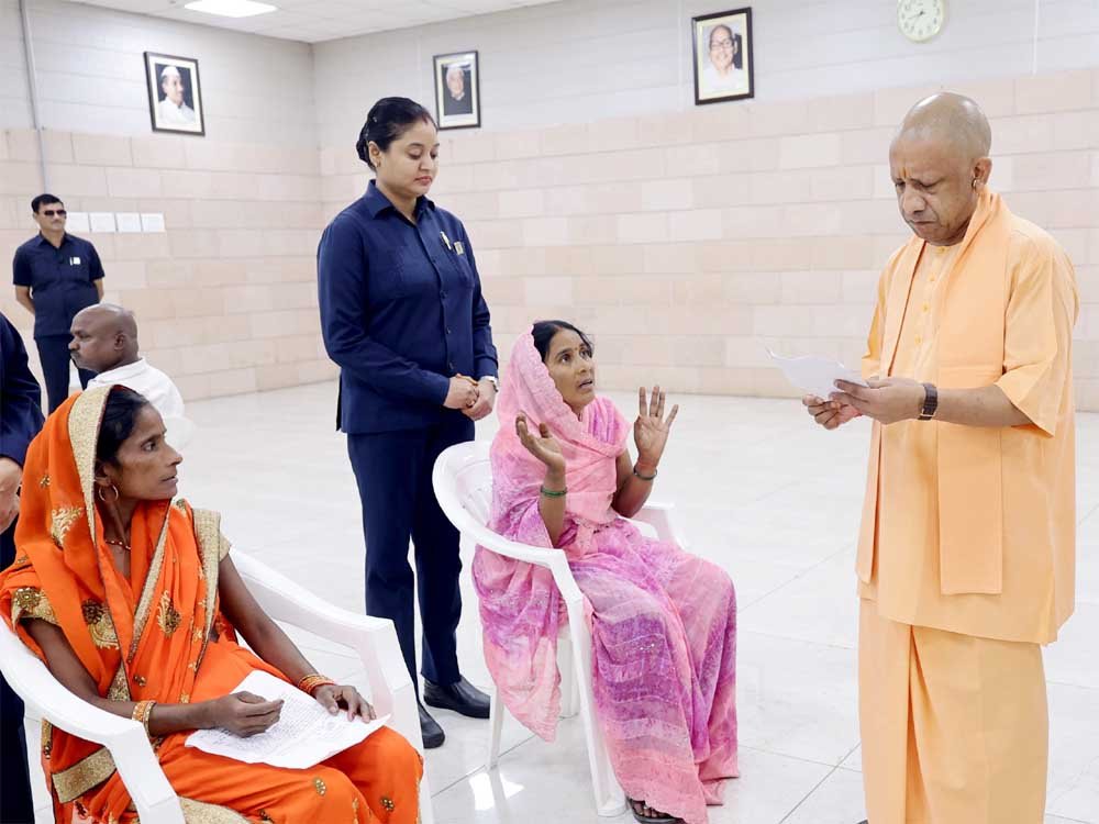 सीएम योगी ने महिला को गाय देने और दिव्यांग की भूमि से अवैध कब्जा हटाने का दिया निर्देश सीएम योगी ने महिला को गाय देने और दिव्यांग की भूमि से अवैध कब्जा हटाने का दिया निर्देश