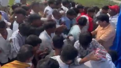 मेमू ट्रेन के उद्घाटन में पूड़ी-सब्जी पर टूट पड़े लोग, कैलारस रेलवे स्टेशन का वीडियो वायरल