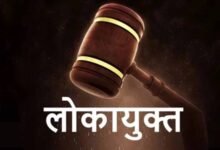 पंचायत में बेटे की गाड़ी लगाकर सरकारी पैसे का भुगतान, सचिव-सरपंच समेत 3 पर लोकायुक्त की कार्रवाई