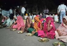 फोरलेन के मुआवजे की मांग पर किसानों का धरना, बदनावर में खुले आसमान के नीचे बिताई रात