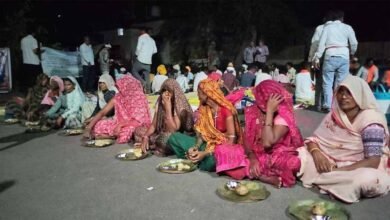 फोरलेन के मुआवजे की मांग पर किसानों का धरना, बदनावर में खुले आसमान के नीचे बिताई रात