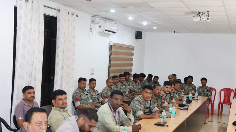 आत्मसमर्पण और पुनर्वास से बदली जिंदगी, अब सब इंस्पेक्टर बनकर संभाल रहे सुरक्षा की जिम्मेदारी आत्मसमर्पण और पुनर्वास से बदली जिंदगी, अब सब इंस्पेक्टर बनकर संभाल रहे सुरक्षा की जिम्मेदारी