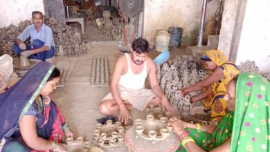 योगी सरकार के विजन ‘आत्मनिर्भर उत्तर प्रदेश’ को नई उड़ान दे रहा गोरखपुर का टेराकोटा शिल्प योगी सरकार के विजन ‘आत्मनिर्भर उत्तर प्रदेश’ को नई उड़ान दे रहा गोरखपुर का टेराकोटा शिल्प