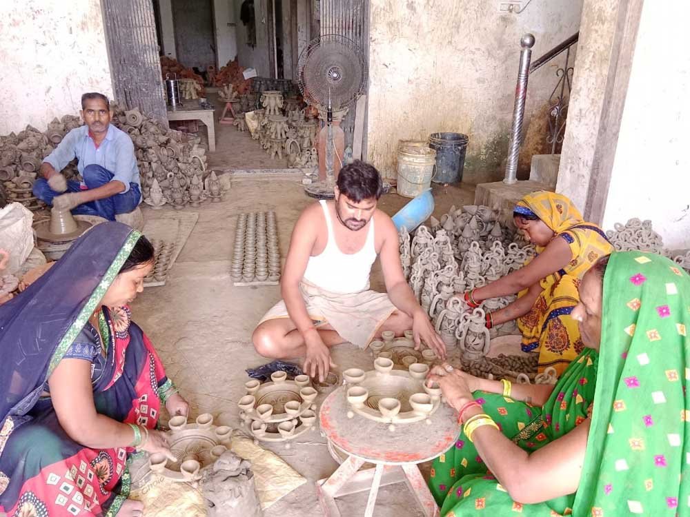योगी सरकार के विजन ‘आत्मनिर्भर उत्तर प्रदेश’ को नई उड़ान दे रहा गोरखपुर का टेराकोटा शिल्प योगी सरकार के विजन ‘आत्मनिर्भर उत्तर प्रदेश’ को नई उड़ान दे रहा गोरखपुर का टेराकोटा शिल्प
