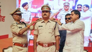 मुख्यमंत्री डॉ. यादव ने पुलिस विभाग के पदोन्नत अधिकारी और कर्मचारियों को बैज लगाए