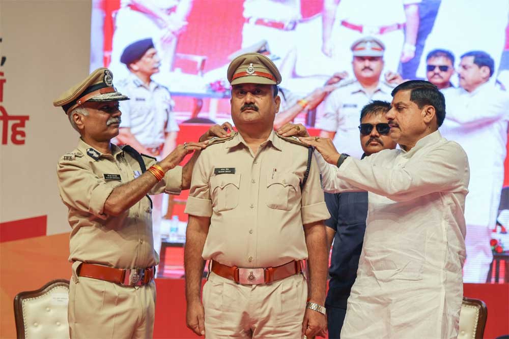 मुख्यमंत्री डॉ. यादव ने पुलिस विभाग के पदोन्नत अधिकारी और कर्मचारियों को बैज लगाए