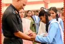 सैनिकों के सम्मान में विद्यार्थियों ने बांधा राखी का भावनात्मक रिश्ता