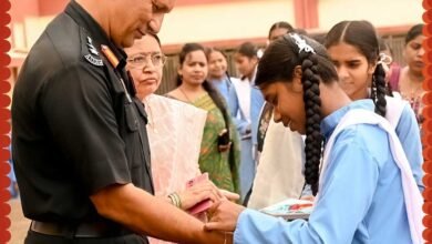 सैनिकों के सम्मान में विद्यार्थियों ने बांधा राखी का भावनात्मक रिश्ता सैनिकों के सम्मान में विद्यार्थियों ने बांधा राखी का भावनात्मक रिश्ता