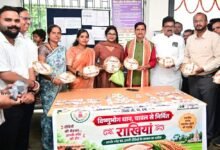 बिहान समूह की महिलाओं ने केंद्रीय राज्य मंत्री  तोखन साहू को भेंट किया विष्णुभोग चावल और धान से बनी राखी