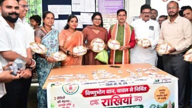 बिहान समूह की महिलाओं ने केंद्रीय राज्य मंत्री  तोखन साहू को भेंट किया विष्णुभोग चावल और धान से बनी राखी