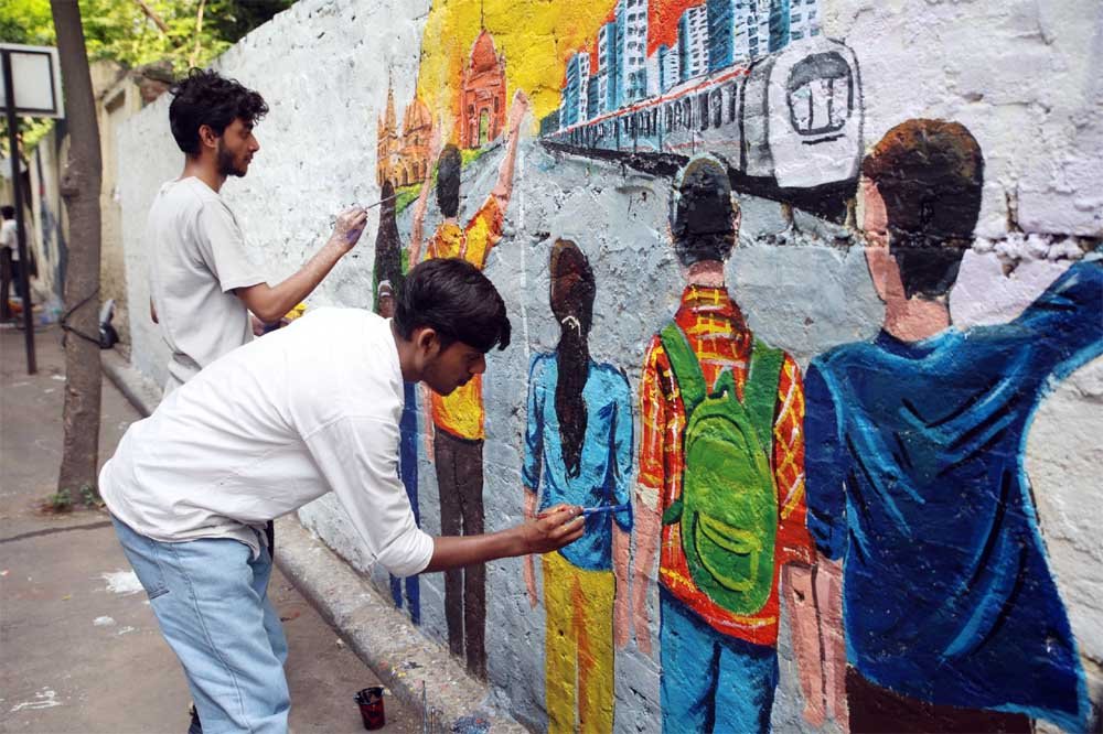 लखनऊ में ग्रैफिटी वॉल पर उकेरी नए उत्तर प्रदेश की तस्वीर लखनऊ में ग्रैफिटी वॉल पर उकेरी नए उत्तर प्रदेश की तस्वीर