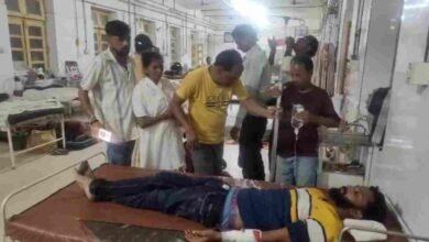सिर्फ पानी के छींटे… और निकल गए चाकू-ब्लेड! युवक अस्पताल में भर्ती