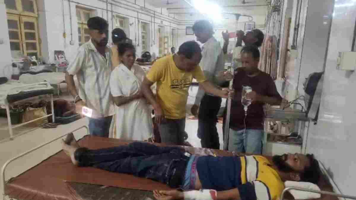 सिर्फ पानी के छींटे… और निकल गए चाकू-ब्लेड! युवक अस्पताल में भर्ती