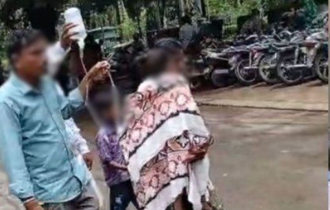 गोद में जला बच्चा… स्ट्रेचर के लिए भटकती रही मां, सयाजी हॉस्पिटल में इंसानियत शर्मसार: RMO ने दिए जांच के आदेश