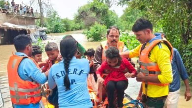 गर्भवती महिला, बच्चों, महिलाओं और श्रद्धालुओं सहित 98 नागरिकों का सुरक्षित रेस्क्यू; 7 गोवंश एवं 4 पालतू पशुओं को भी बचाया