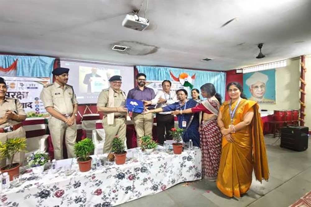 पुलिस और युवाओं के बीच संवाद से मजबूत होगा सुरक्षित एवं जागरूक समाज : डॉ. विनीत कपूर पुलिस और युवाओं के बीच संवाद से मजबूत होगा सुरक्षित एवं जागरूक समाज : डॉ. विनीत कपूर