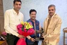 नगरीय प्रशासन विभाग के प्रमुख सचिव  सोनमणि बोरा ने केन्द्रीय आवासन और शहरी कार्य मंत्रालय के सचिव  सत्येन्द्र सिंह से नई दिल्ली में की मुलाकात