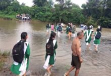 भविष्य बनाने की चाह में बढ़े पानी के बीच से नदी पार कर पढ़ने जाने को मजबूर छात्र