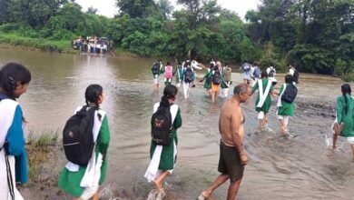 भविष्य बनाने की चाह में बढ़े पानी के बीच से नदी पार कर पढ़ने जाने को मजबूर छात्र