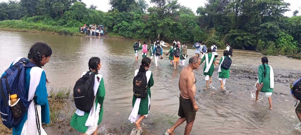भविष्य बनाने की चाह में बढ़े पानी के बीच से नदी पार कर पढ़ने जाने को मजबूर छात्र