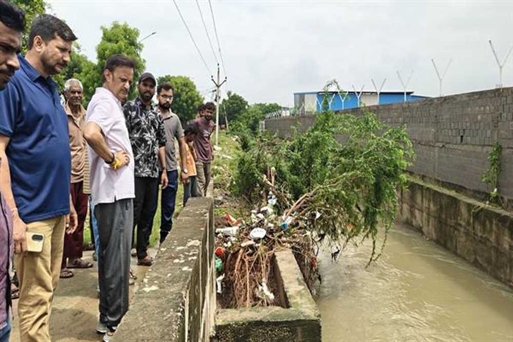 पीड़ित परिवारों के घरों तक पहुंचकर जलभराव से हुए नुकसान का किया प्रत्यक्ष अवलोकन
