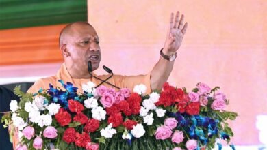 सीएम योगी ने स्टॉल का अवलोकन कर विभिन्न विभागों की योजनाओं की प्रगति की जानकारी ली सीएम योगी ने स्टॉल का अवलोकन कर विभिन्न विभागों की योजनाओं की प्रगति की जानकारी ली