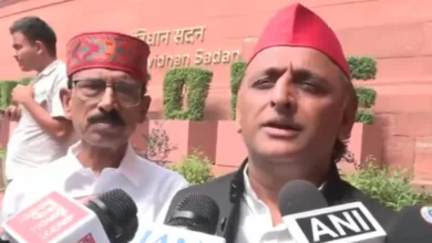 संसद के बाहर अखिलेश का पोस्टर वार: FCRA से लेकर अमित शाह की गैरहाजिरी तक, सरकार पर बरसे सपा प्रमुख