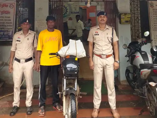 दुर्ग में नशे के खिलाफ पुलिस की बड़ी कार्रवाई, 4 आरोपी गिरफ्तार; गांजा और शराब जब्त