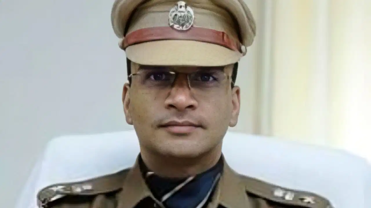 थप्पड़ कांड, मारपीट और विवादों की हैट्रिक… जानें क्यों गंवानी पड़ी अविनाश पांडेय को मेरठ SSP की कुर्सी? थप्पड़ कांड, मारपीट और विवादों की हैट्रिक… जानें क्यों गंवानी पड़ी अविनाश पांडेय को मेरठ SSP की कुर्सी?