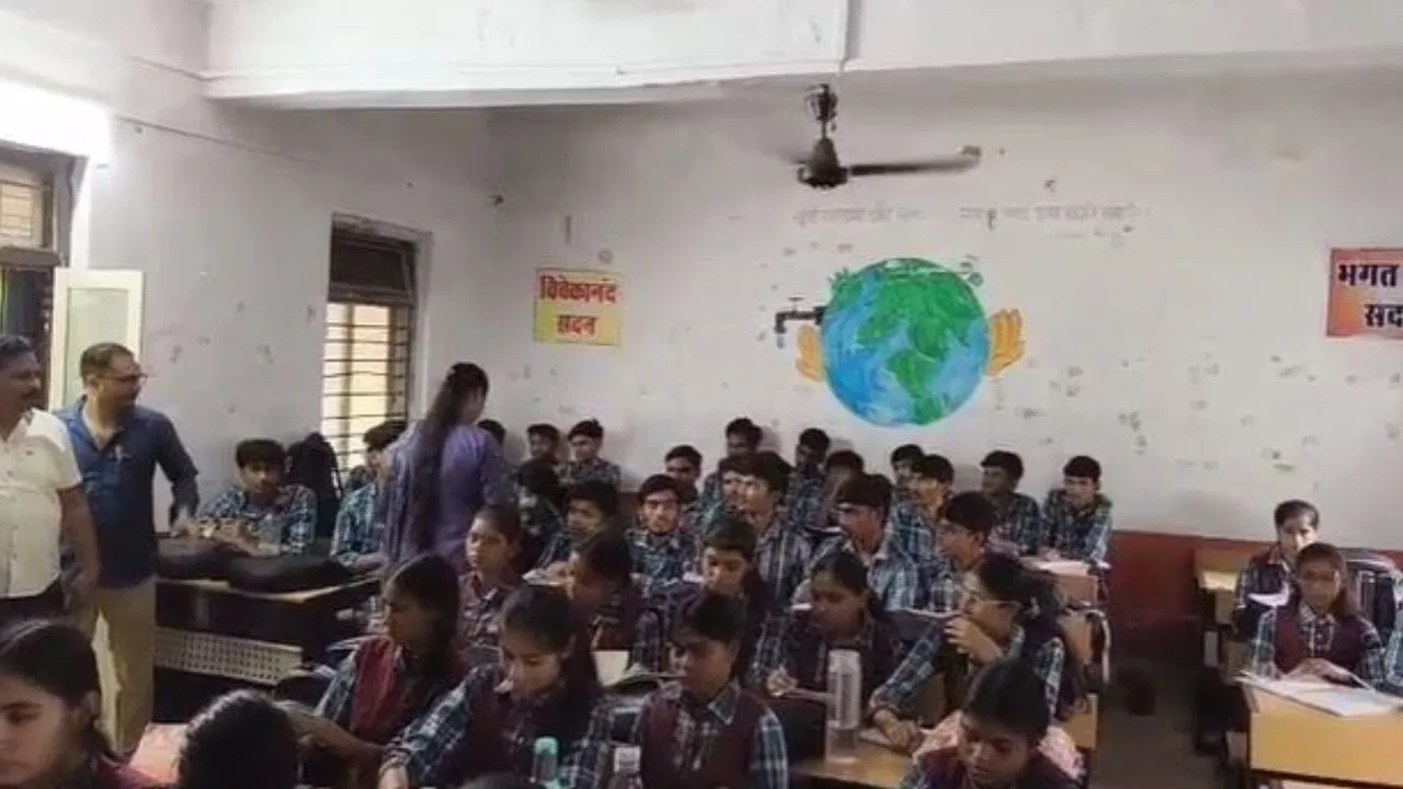 MP के स्कूल का अजीब फरमान, एक दिन पढ़ेंगे लड़के, अगले दिन लड़कियां… ऐसा क्यों? MP के स्कूल का अजीब फरमान, एक दिन पढ़ेंगे लड़के, अगले दिन लड़कियां… ऐसा क्यों?