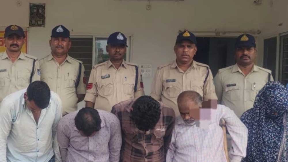 बड़वानी में ‘लुटेरी दुल्हन’ गैंग का खुलासा, शादी का सपना दिखाकर लूटते थे कैश-जेवर; पांच आरोपी गिरफ्तार बड़वानी में ‘लुटेरी दुल्हन’ गैंग का खुलासा, शादी का सपना दिखाकर लूटते थे कैश-जेवर; पांच आरोपी गिरफ्तार