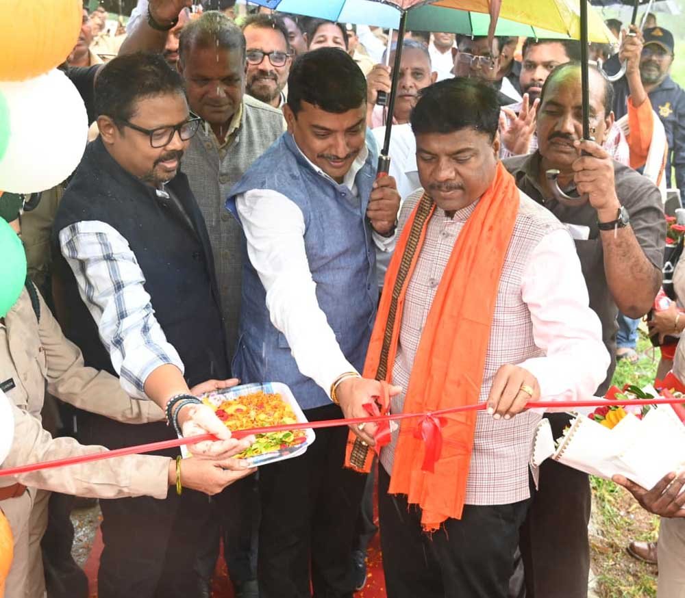 वन मंत्री  केदार कश्यप ने किया 24.38 लाख रूपए की लागत से तैयार वुडन ब्रिज का लोकार्पण