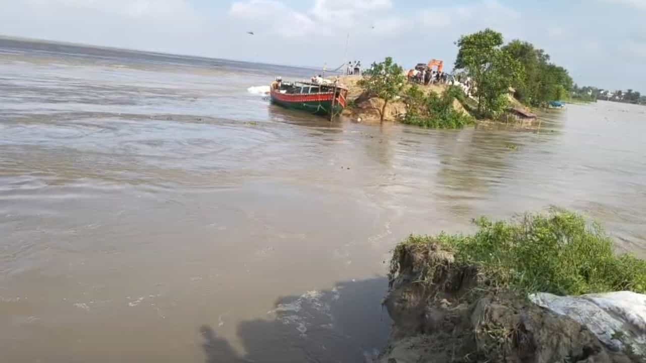 ऊर्जा मंत्री के गांव में टूटा राघोपुर तटबंध, इलाके में हड़कंप… 60 फीट से ज्यादा हिस्से में कटाव, तेजी से फैल रहा गंगा का पानी