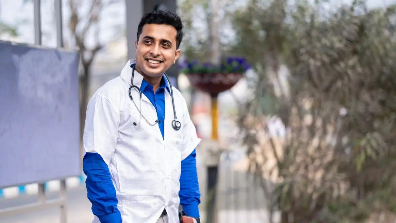 इन 5 देशों से MBBS करने पर भारत में बिना FMGE परीक्षा के कर सकेंगे प्रैक्टिस, जानें पूरी डिटेल इन 5 देशों से MBBS करने पर भारत में बिना FMGE परीक्षा के कर सकेंगे प्रैक्टिस, जानें पूरी डिटेल