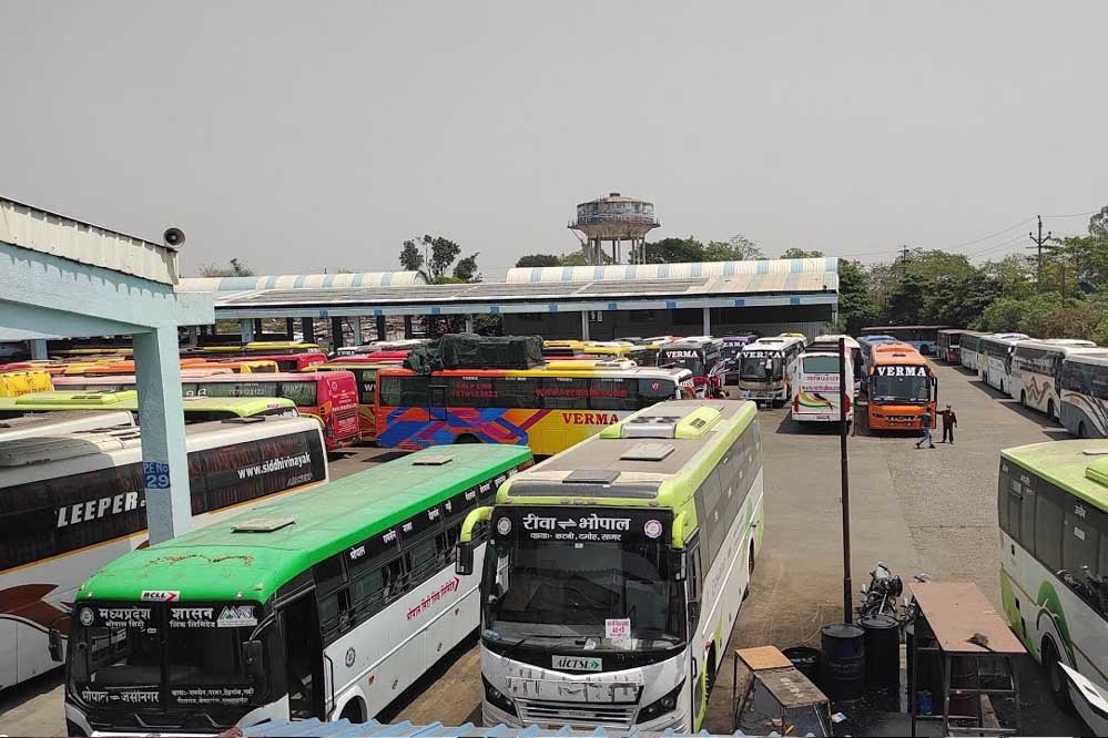 ईरान में युद्ध का बहाना या मनमानी? धमतरी-रायपुर के बीच बस संचालकों ने बढ़ाया किराया ईरान में युद्ध का बहाना या मनमानी? धमतरी-रायपुर के बीच बस संचालकों ने बढ़ाया किराया