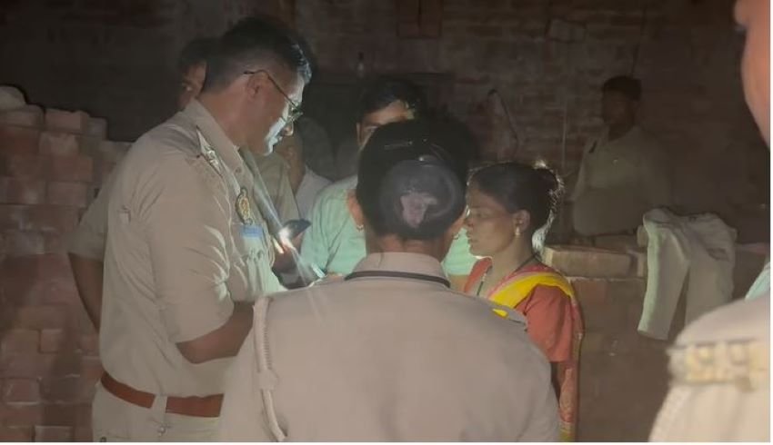 घर के भीतर गड्ढा खोदकर गाड़ दी प्रेमी की लाश! बदबू से खुला पति-पत्नी की खौफनाक साजिश का राज घर के भीतर गड्ढा खोदकर गाड़ दी प्रेमी की लाश! बदबू से खुला पति-पत्नी की खौफनाक साजिश का राज