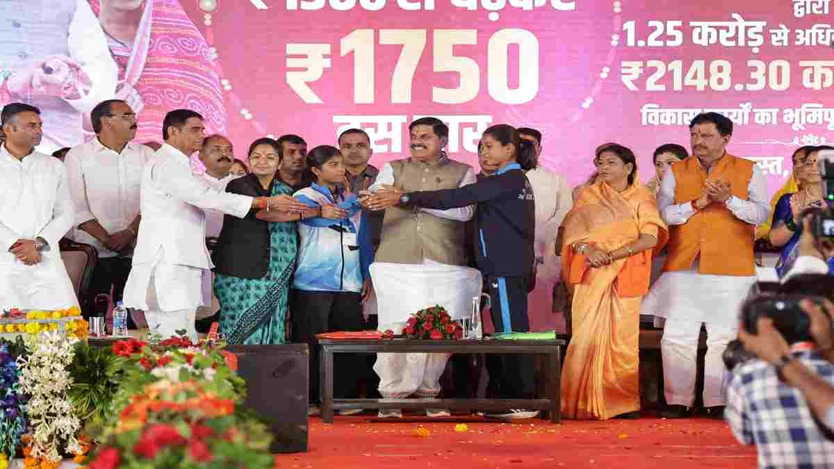 फूलों का तारों का…गाया फिर सीएम डॉ. मोहन ने बहनों को दिया गिफ्ट, 1500 के साथ मिला 250 रुपये का शगुन फूलों का तारों का…गाया फिर सीएम डॉ. मोहन ने बहनों को दिया गिफ्ट, 1500 के साथ मिला 250 रुपये का शगुन