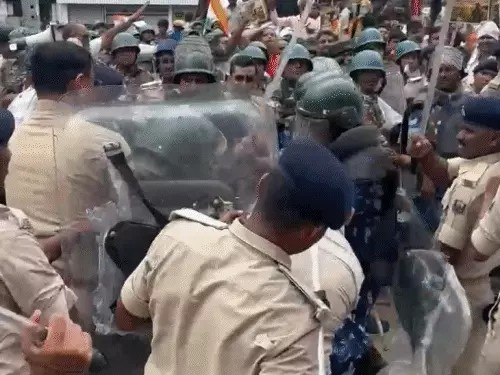 पटना में छात्रों का प्रदर्शन, TRE-4 में बदलाव की मांग:स्टूडेंट से मिले चिराग; लाठीचार्ज पर तेजस्वी का तंज- चोर चोरी से जाए…सीनाजोरी से नहीं