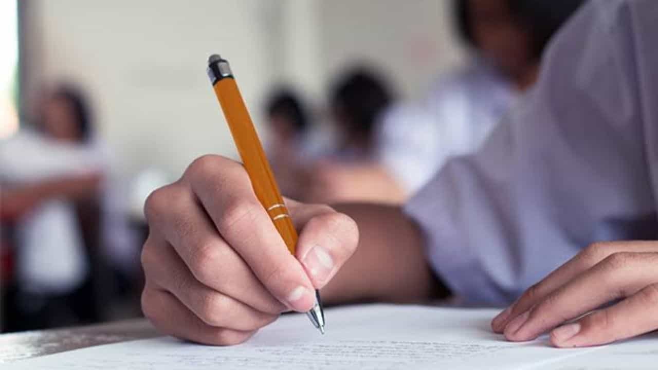 महाराष्ट्र: परीक्षा शुरू होते ही WhatsApp पर भेजा पेपर… परभणी नर्सिंग पेपर लीक मामले में लेडी सुपरवाइजर समेत 4 गिरफ्तार