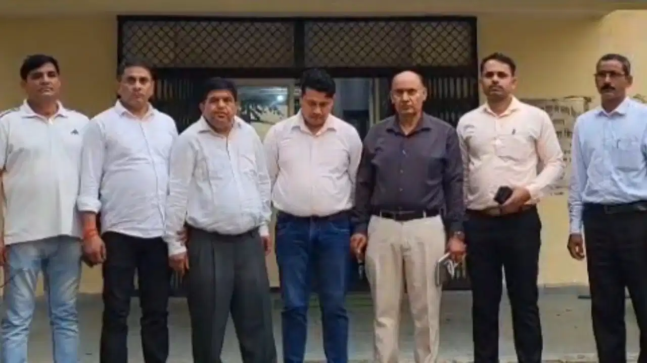 स्क्रैप से भरे ट्रक को छोड़ने के बदले 4 लाख की रिश्वत मांगने वाला ETO गिरफ्तार, 1 लाख लेते रंगे हाथ पकड़ा स्क्रैप से भरे ट्रक को छोड़ने के बदले 4 लाख की रिश्वत मांगने वाला ETO गिरफ्तार, 1 लाख लेते रंगे हाथ पकड़ा