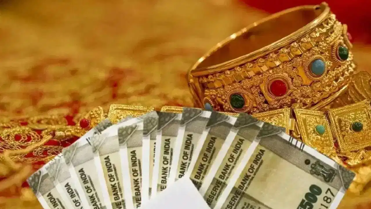 गोल्ड लोन का कारोबार बना नया आकर्षण, टाटा से बिड़ला तक क्यों लगा रहे दांव? गोल्ड लोन का कारोबार बना नया आकर्षण, टाटा से बिड़ला तक क्यों लगा रहे दांव?