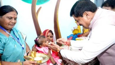 लाड़ली बहनों और बेटियों ने रक्षासूत्र बांधकर मुख्यमंत्री का किया आत्मीय स्वागत