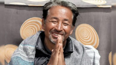 लद्दाख लौटते ही वांगचुक का संदेश, सही को सही और गलत को गलत कहें, किसी के अंधबक्त नहीं बनिए लद्दाख लौटते ही वांगचुक का संदेश, सही को सही और गलत को गलत कहें, किसी के अंधबक्त नहीं बनिए